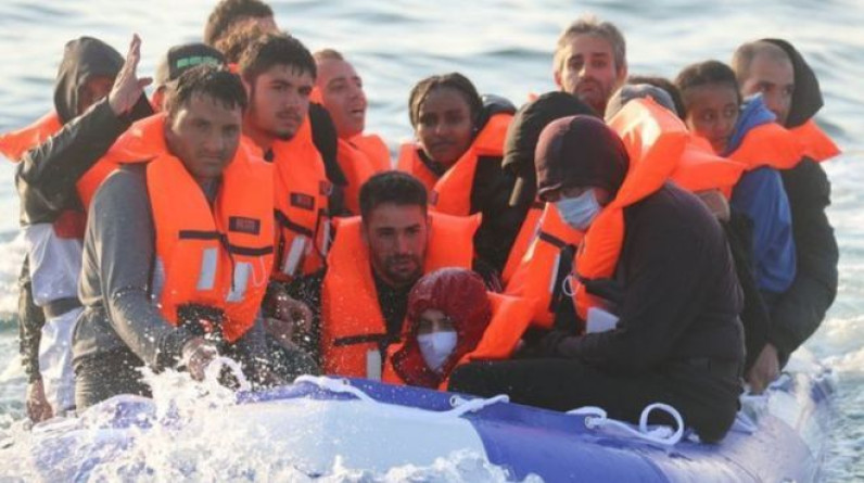 بريطانيا تستنفر جهودها لمواجهة موجة هجرة غير شرعية.. تترقب “مليون لاجئ” وتتعاون مع تركيا وبلغاريا لصدهم